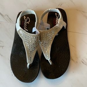 Skechers yoga foam size 6 flip flops